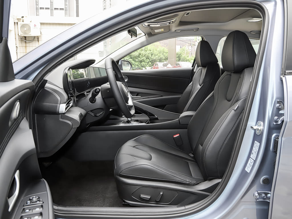 Hyundai Elantra — 4