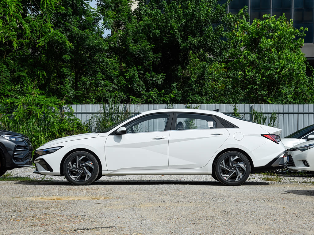 Hyundai Elantra — 6