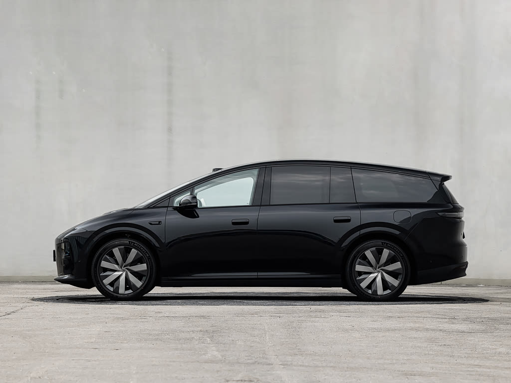 Li Auto i8 — 8