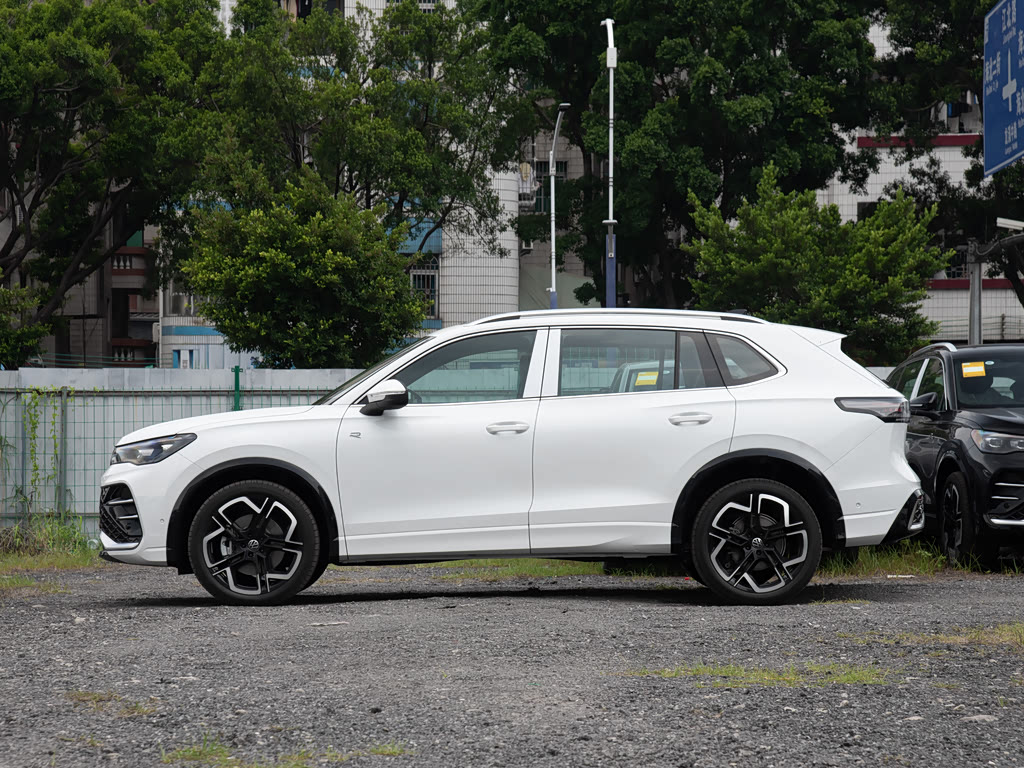 Volkswagen Tiguan — 2
